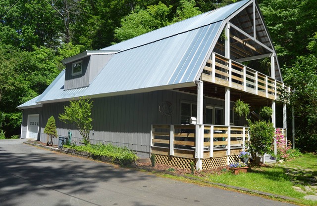 Ox Glenn Coach House, arriba, un refugio de montaña cerca de Blue Ridge Parkway