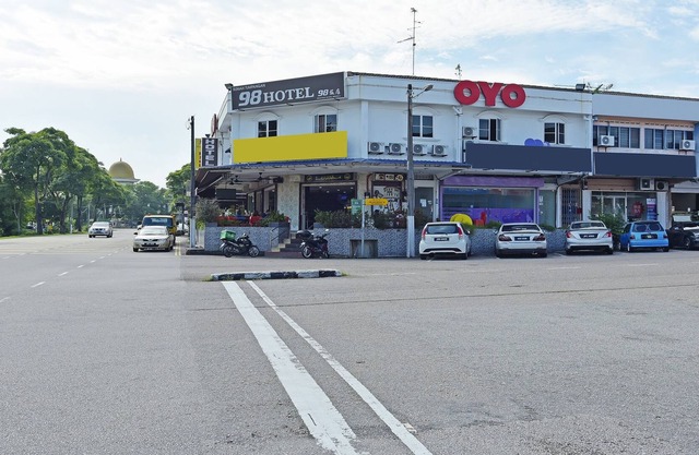 OYO 44026 98 Hotel