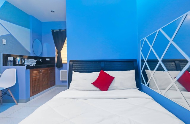 OYO 896 Silverio Suites