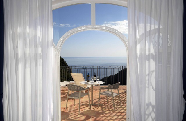 Palazzo San Giovanni Resort- de lujo con una gran terraza con una vista espléndida