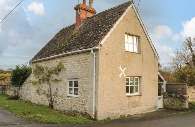 PALMERS GREEN COTTAGE, pet friendly, with open fire in Wrantage