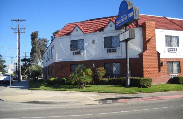 Palms Courtyard Inn