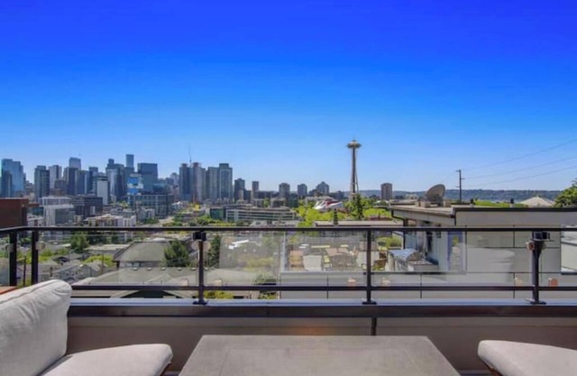 Panoramic City Views Steps to Space Needle & SLU