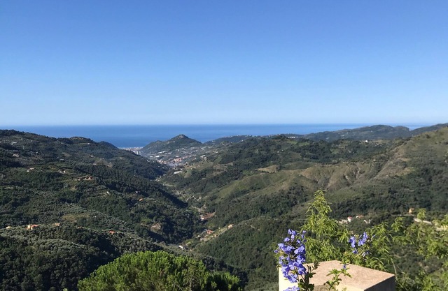 Vista panorámica de las montañas de Liguria y el mar Mediterráneo.