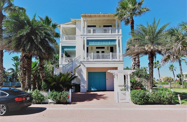 El paraíso en su máxima expresión! Casa de playa con ascensor!