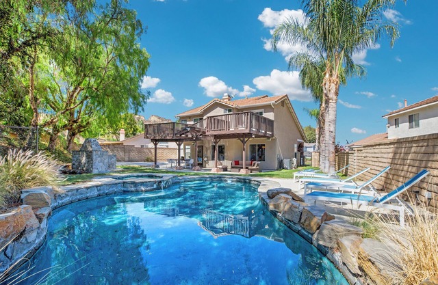 Paradise Getaway near Six Flags with Pool and BBQ!