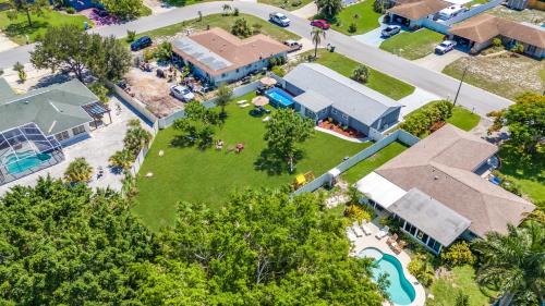 Paradise Haven- Amazing 4BR Oasis with Pool