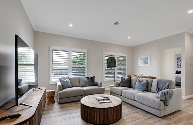 Paradise on Prince - Sleek & Stylish, Pets Allowed