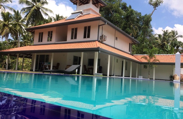 paraíso para quedarse con un jardín de 12000 m2 con piscina en la villa del aeropuerto de anuhas
