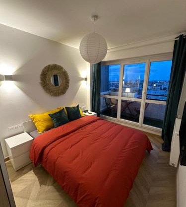 PARIS PANTIN Magnifique Appartement 4 pièces de 108m2 avec 2 PARKING intérieur - très cosy pour 1 à 12 personnes - Entièrement refait à neuf ENTIRE APARTMENT LUXURIOUS AND WARM - PANTIN PARIS 19 ème FREE WIFI GRATUIT