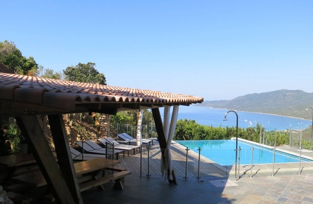 Parte de villa pool pool house vista mar Córcega del sur