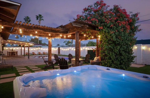 Party at The PALM - Pool / Hot Tub / Pergola with Fire Pit & Much More