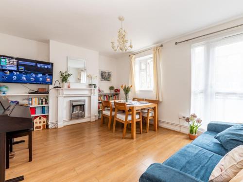 Pass the Keys Bright 2-bed Flat by Thames Fast London Access