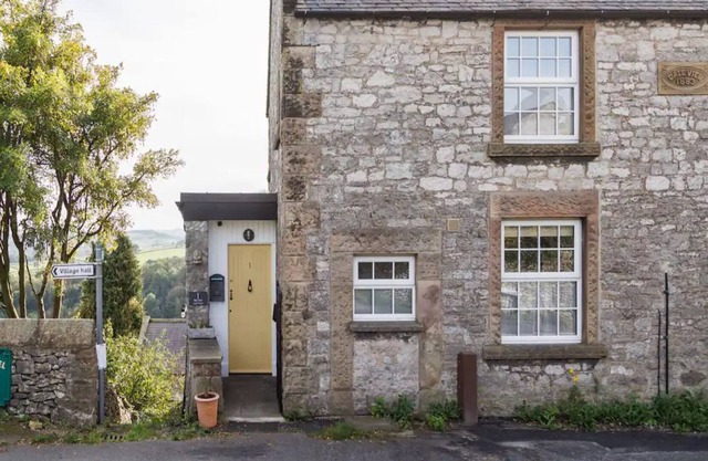 Pass the Keys | Charming Picturesque Retreat for 6 & Furry Friend