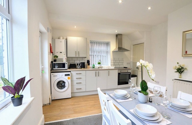 Pass the Keys | Free Parking House Close To Shops & Restaurants