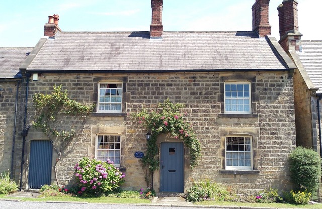 Pathways Holiday Cottage es una encantadora cabaña de piedra del siglo XVIII en Derbyshire.