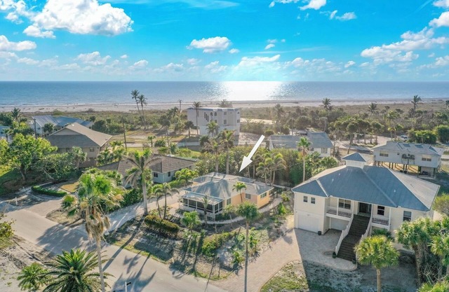 Peace, Love & Shells: Charming 2 Bedroom Beach Cottage Steps to the Gulf!