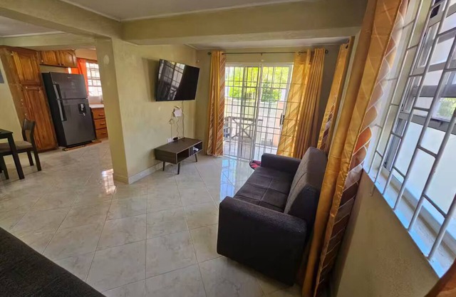 Peaceful 2-bedroom downstairs apartment walking distance to the airport.