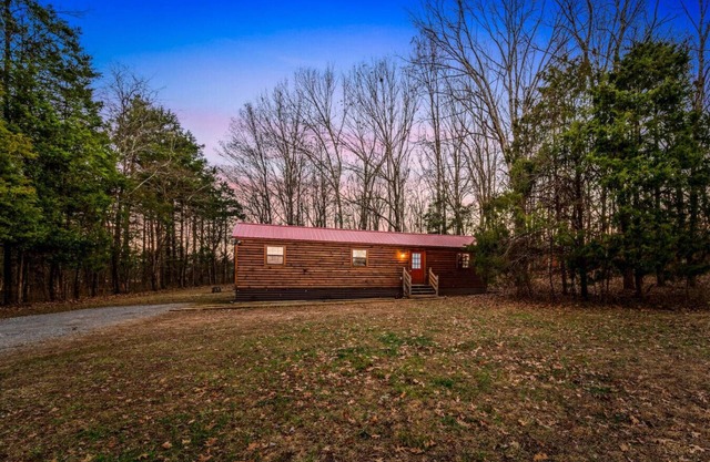 Peaceful 2BR cabin w/Firepit+ Yard* Near Nashville