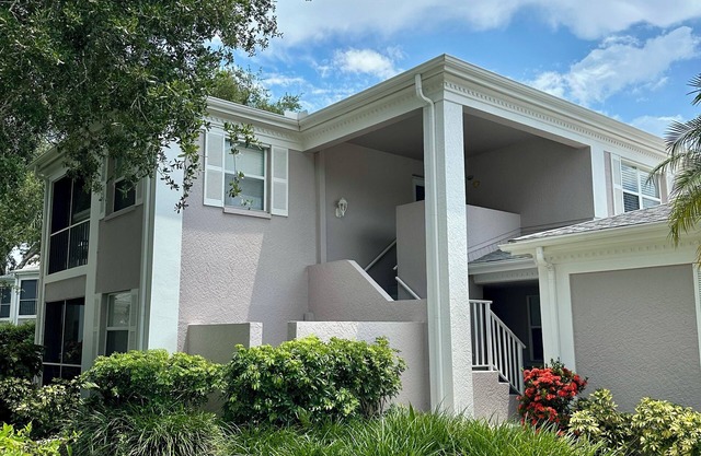 Peaceful and Spacious Sarasota Meadows Getaway! 2Bed/2Bath Upper Condo w/Pool