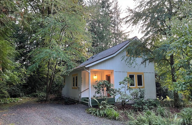 Peaceful and private cottage on Bainbridge Island