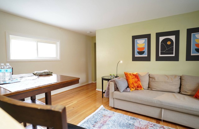 Encantador apartamento en un histórico Bolton Hill con patio + estacionamiento