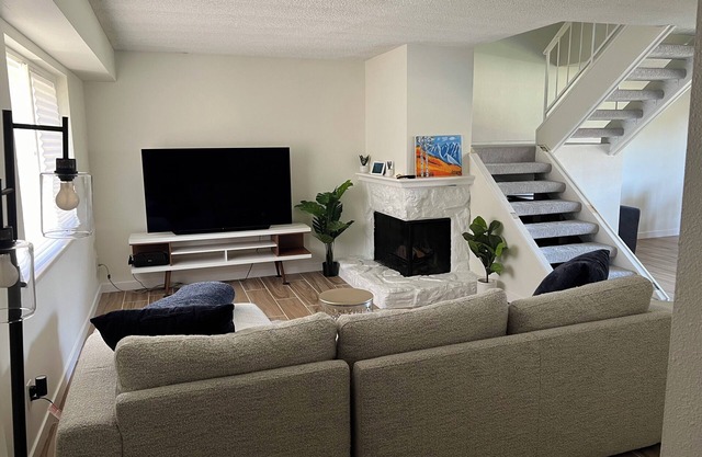 Peaceful, calming, comfortable in Lakewoods best area - 1 min. to hiking!