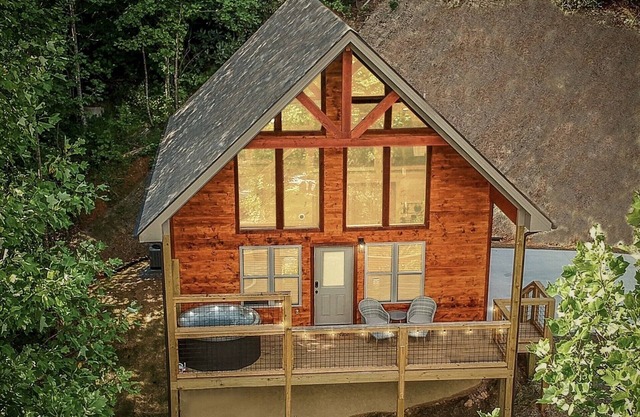 Peaceful, Easy Access Cabin with Hot Tub, Kids' Loft and Arcades!