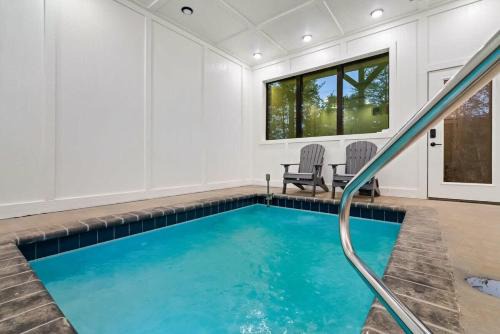 Peaceful Getaway Luxe Cabin w Private Pool