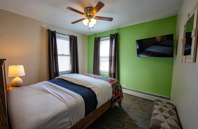 Peaceful Getaway w/ Dining Option Close to Downtown | Suite w/ Kitchen