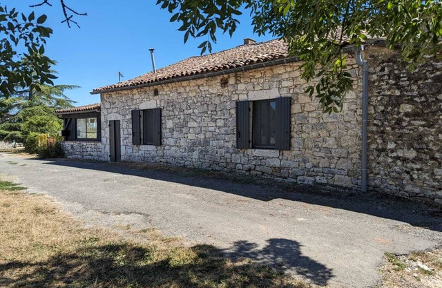 Beautifully restored stone 2 bedroom farm house near Bergerac and Eymet sleeps 4