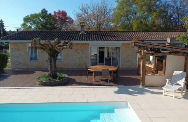 Peaceful house between Médoc vineyards and Hourtin lake. Pool area.