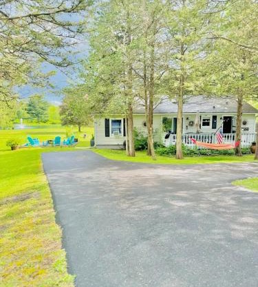 Peaceful Lakefront and Fireplace Getaway Upstate Escape