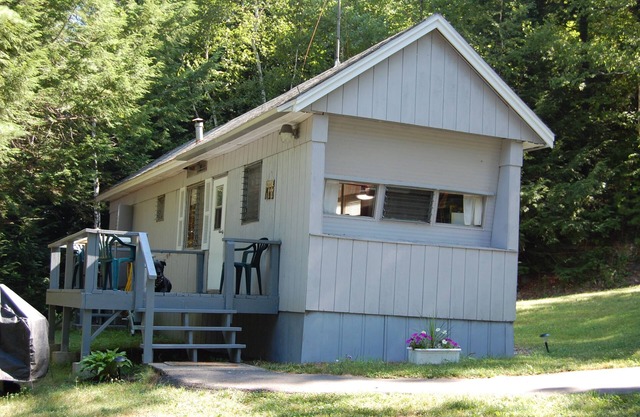 Peaceful Lakefront Cabin at Woodslands on the Lake