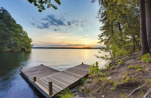 Peaceful Lakefront Maine Cabin w/ Sunset Views