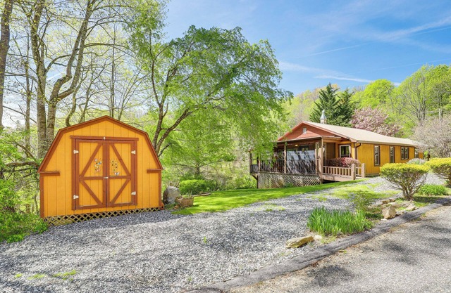Peaceful Mars Hill Home w/ Porch & Mountain Views