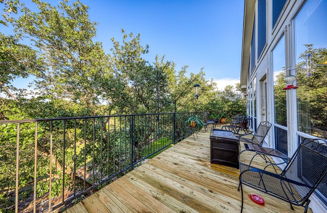 ¡NUEVO LISTADO! Casa frente al lago con muelle, cubierta, balcón, ¡cerca de Austin!