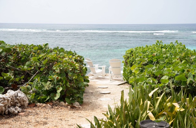 Ocean Front Stunning Views and Private Romantic Peninsula!