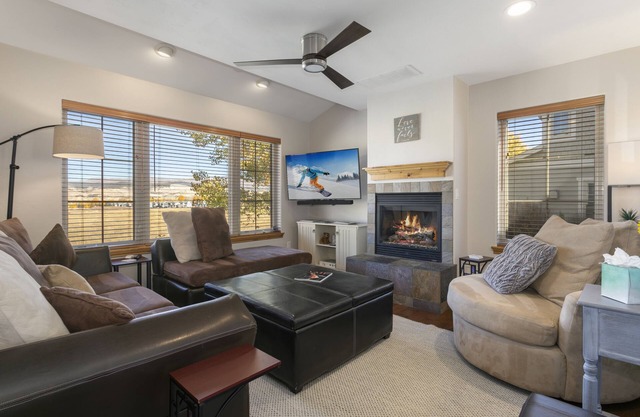 Peaceful & Quiet! 28+Day welcome, with Workspace, Garage and Privacy.