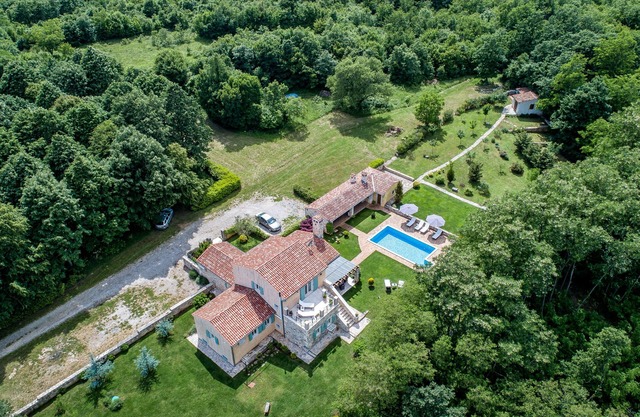 Tranquila y relajante villa con piscina rodeada de tilos, plantas y bosques.