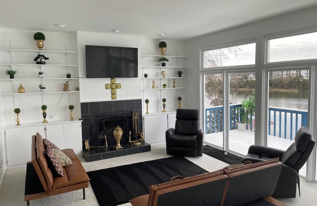 PEACH JAM--GORGEOUS RIVERFRONT "WOW" RETREAT OVERLOOKING THE SAVANNAH RIVER!