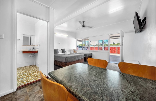 Pearly Shell Motel