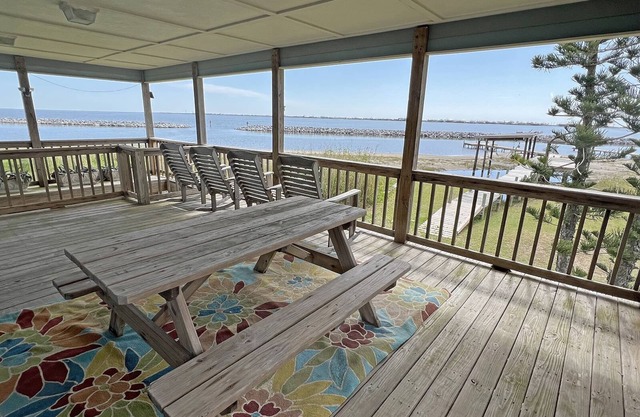 Pearly Whites - Bay Front - Island Realty