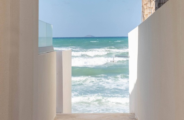 Pebble Luxury Suite by the Sea