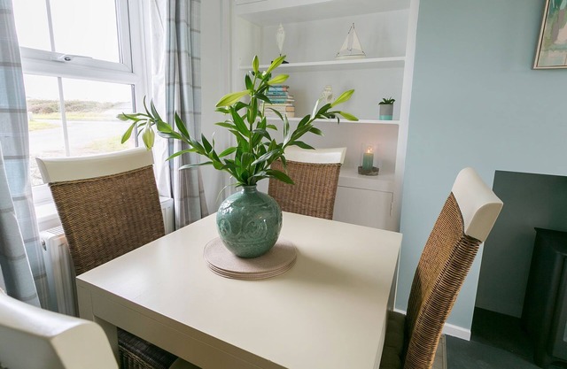 Pen Y Parc Rhosneigr - a coastal that sleeps 4 guests in 2 bedrooms