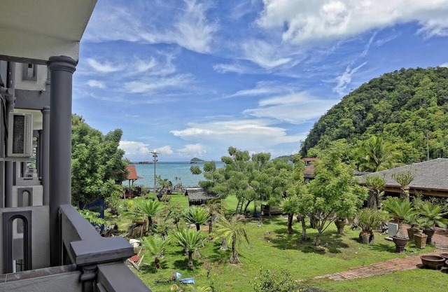 Penarak Bamboo Beach Motel