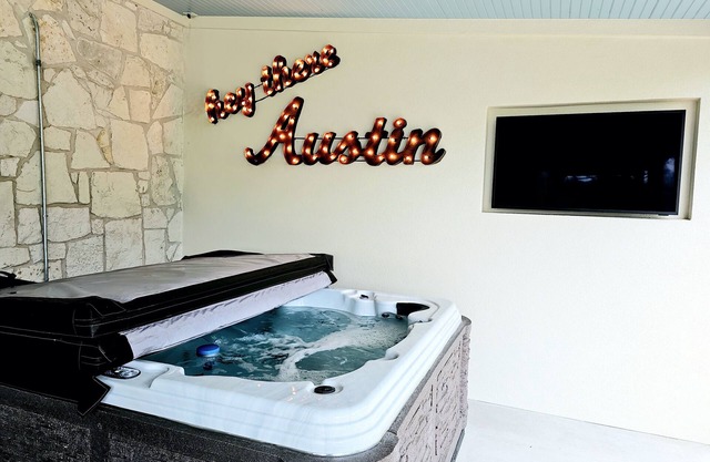PENION ON THE HILL - SPACIOUS YARD FOR KIDS /ADULTS!!! JACUZZI SPA for 7!!!
