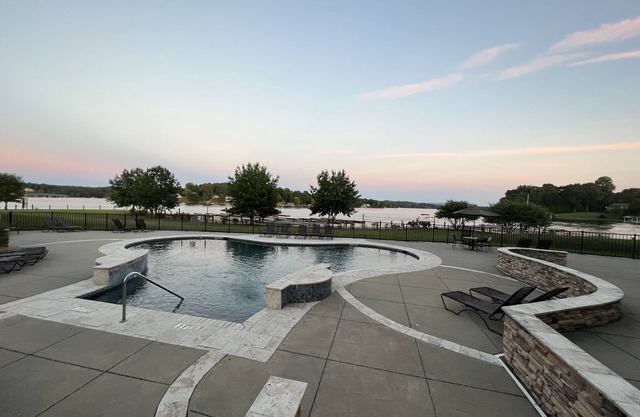 Penthouse 4BR 3BA waterfront at Bridgewater w/pool