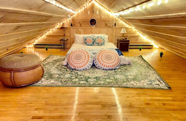 Penthouse Cabin BOHO Loft, 3 balconies & Jetted Jacuzzi tub w/ Sunset VIEW!