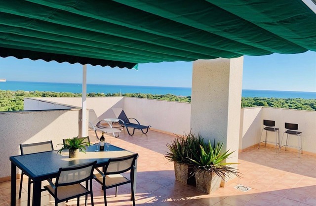 Ático con impresionantes vistas al mar y a la montaña, piscina compartida y Wi-Fi